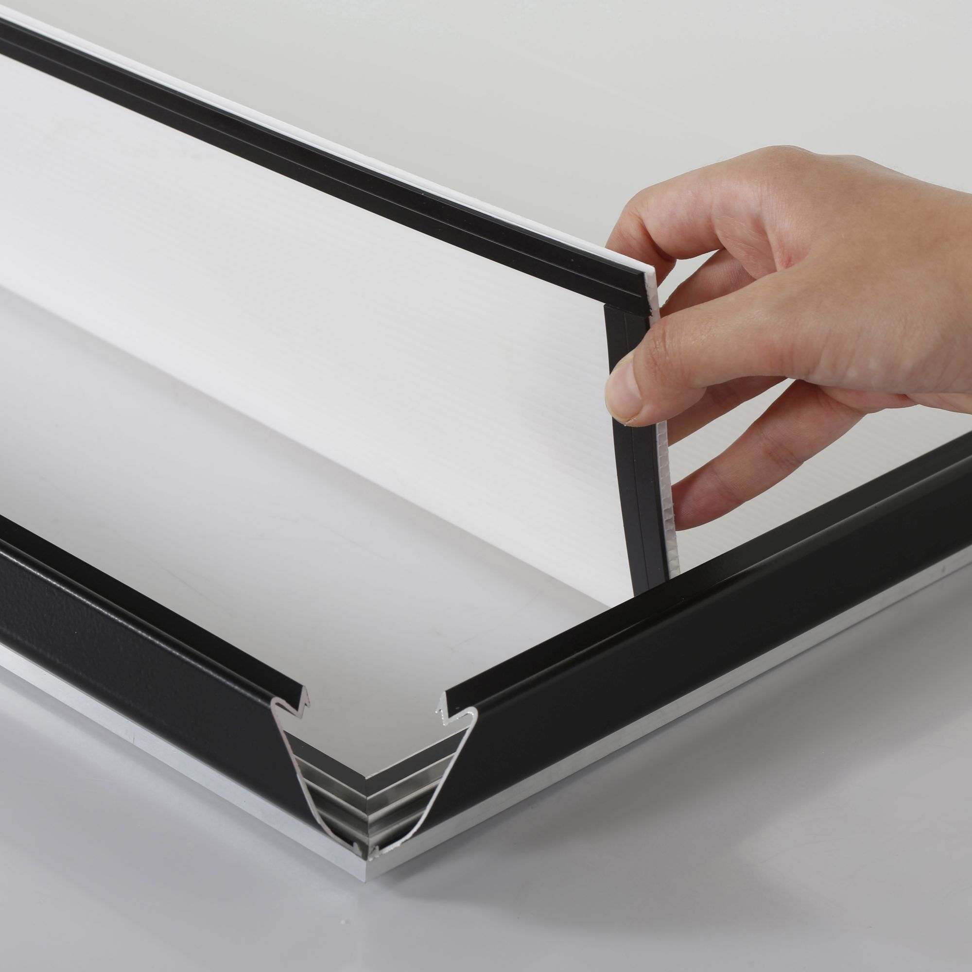 MT Displays | Portable Snap Frame 1.25″